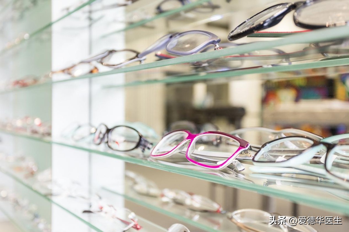 近视多少度以上要一直持续戴眼镜,近视的人能戴护眼眼镜
