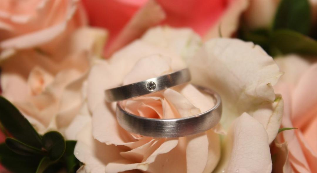 钻戒戒圈可以调整吗,钻戒改圈号后钢印不见了