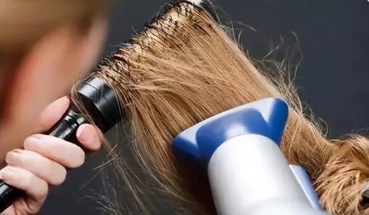 头发干枯毛躁洗完后用什么,洗完头发干枯毛躁用什么护理