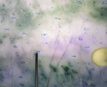 翡翠手镯表面有坑和划痕正常吗,翡翠手镯避裂镶金