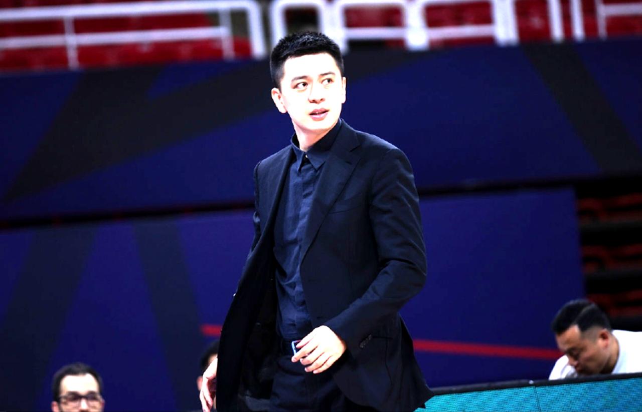 杨鸣霸气回应裁判判罚拿球说话,裁判吹罚不公正