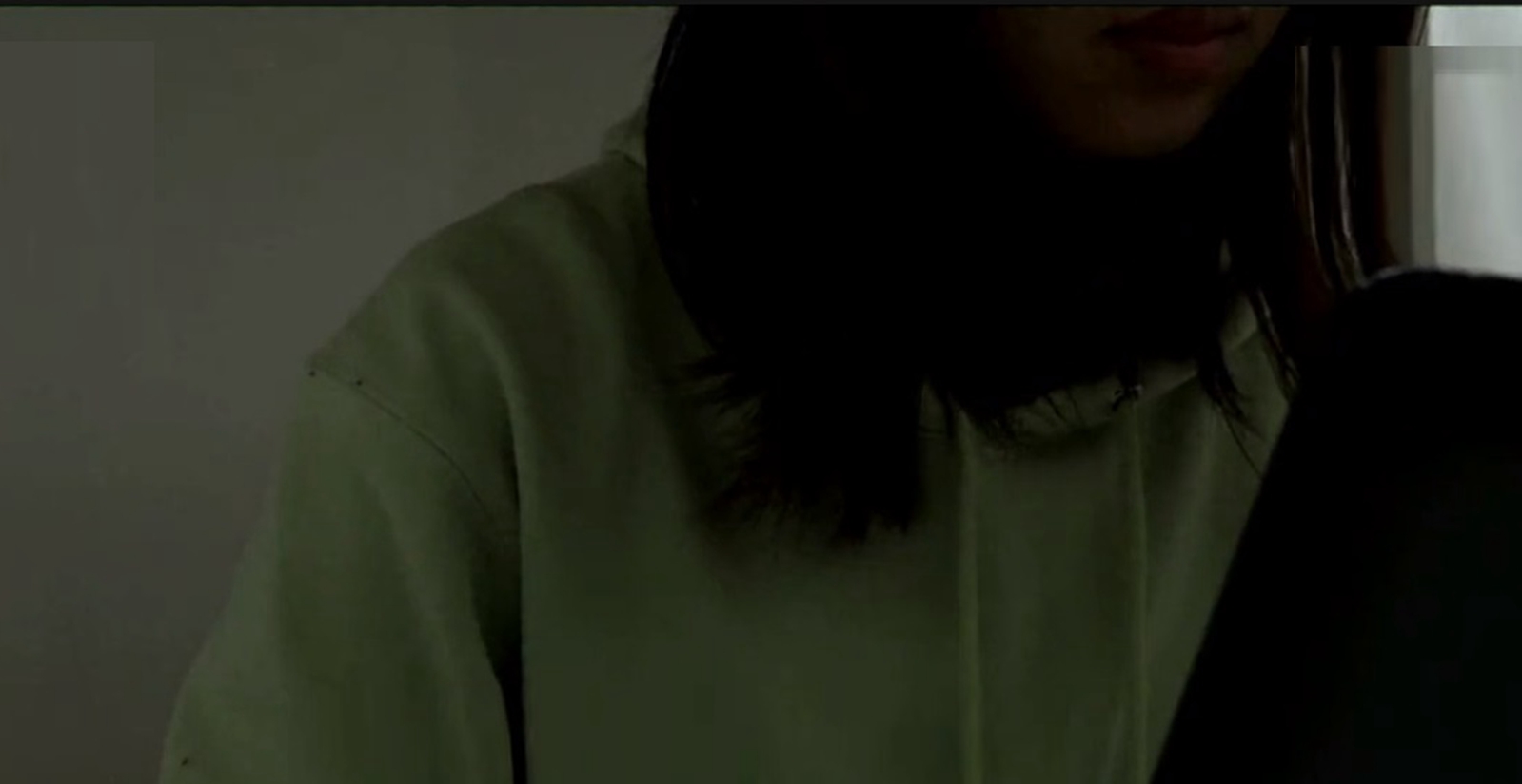 外卖小哥诈骗女大学生10年,却因忽略QQ空间一功能,直接被捕入狱