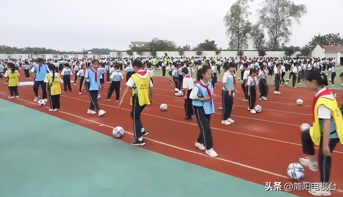 卡塔尔太远~来看这个小学“足”够精彩！