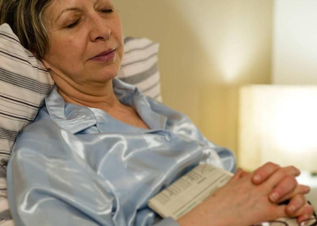 50岁女人漏尿怎么治疗吃什么药,女人上了年纪漏尿怎么办