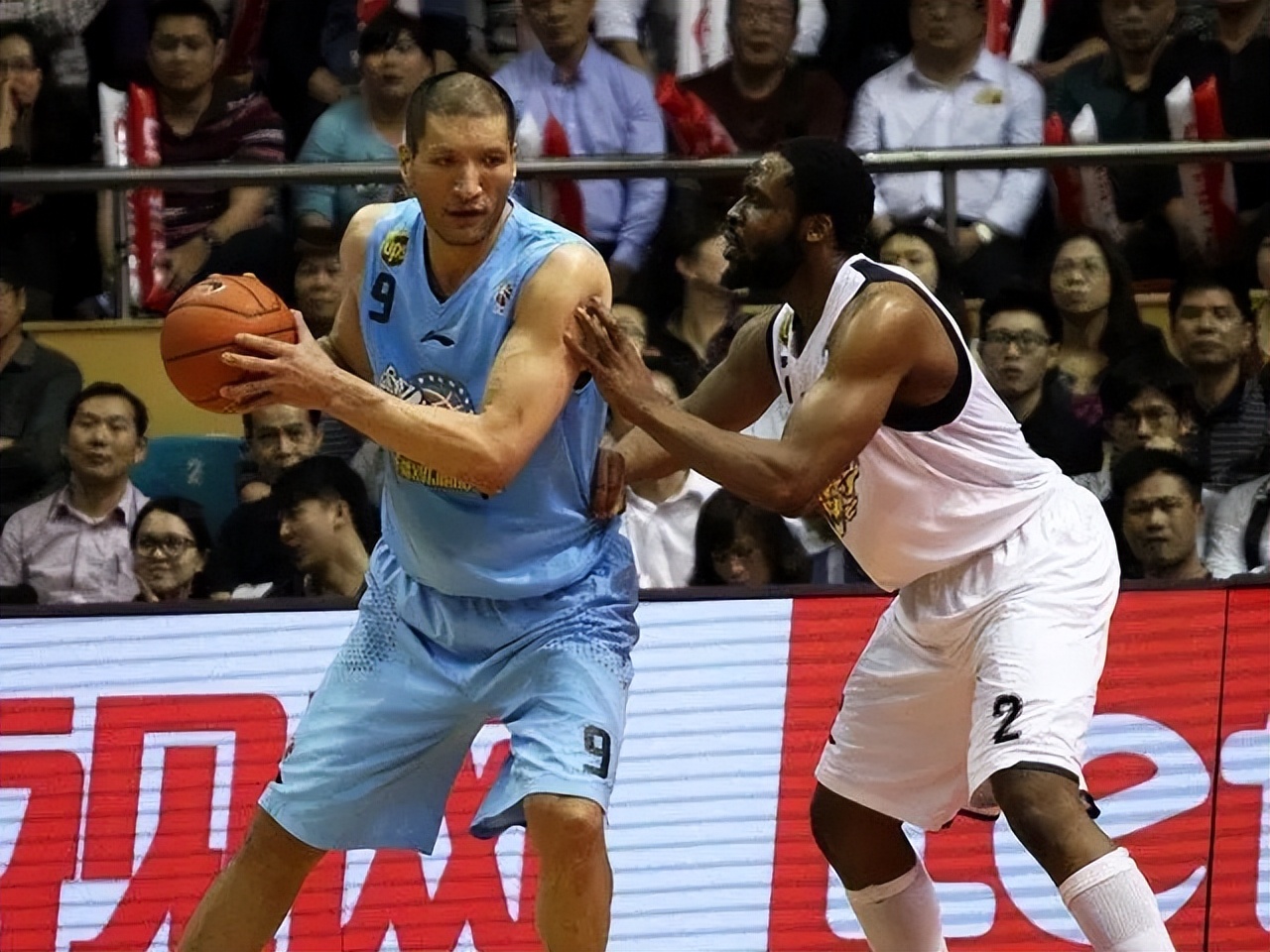 篮球巨星巴特尔：退役7年后，体形消瘦令人心疼，如今投身公益