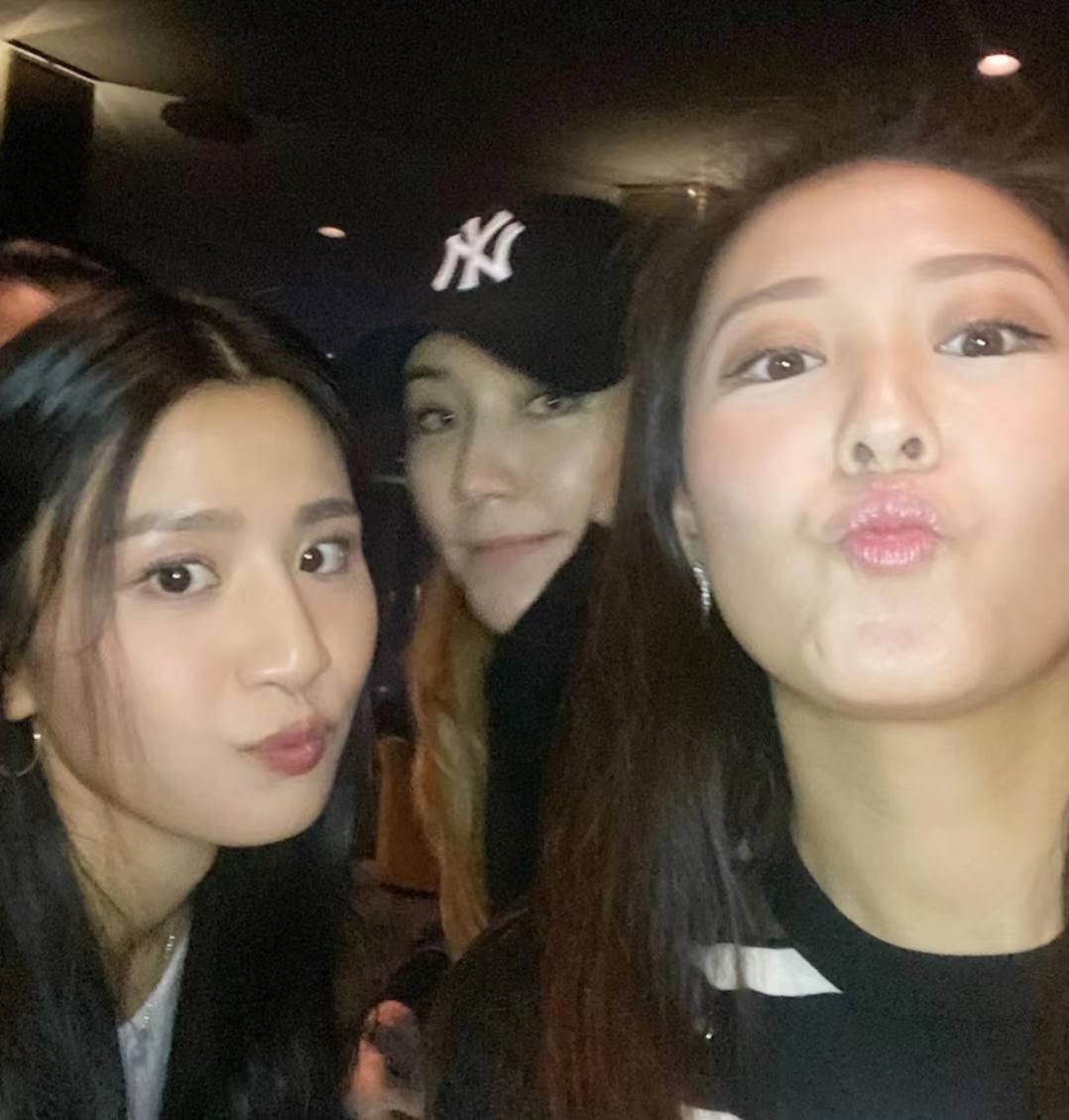 好嗨！香港瑜伽女神与闺蜜夜蒲狂欢，贴身连衣裙秀凹凸有致好身材