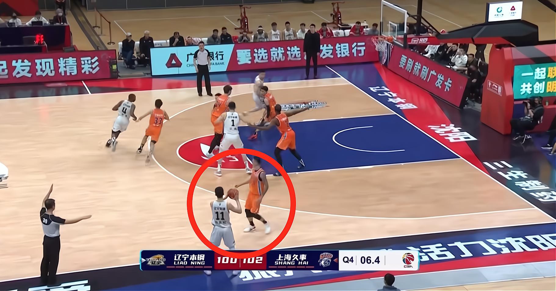 李春江提前猜到杨鸣的绝杀战术，指挥刘铮机智走位断掉赵继伟运球