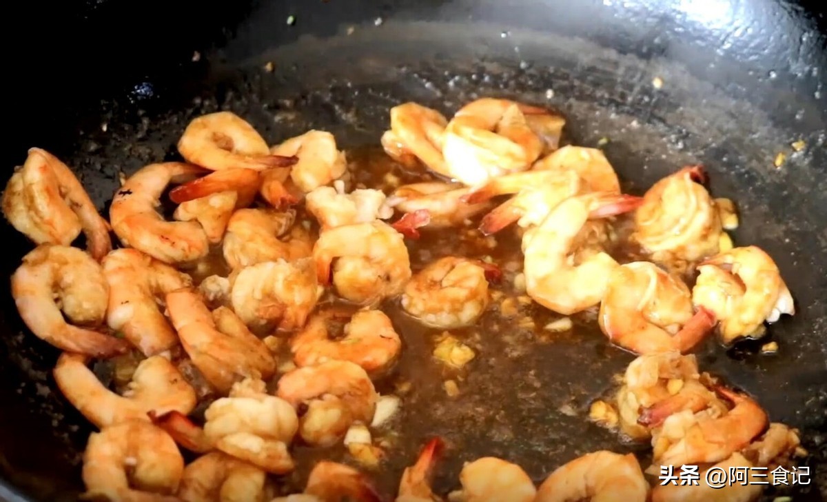大虾新吃法比油焖清蒸好吃10倍,大虾的家常做法清蒸蒜蓉不辣