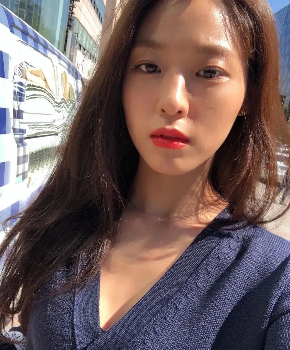 被网友称为“韩国最强肉体”身材演技在线的金雪炫还热衷慈善事业