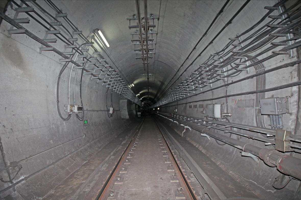 上海地铁车顶冒火花,列车车顶突然冒火