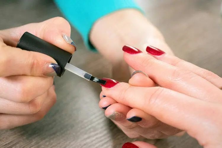 为啥指甲会有竖条纹,指甲有竖纹是因为有什么病吗