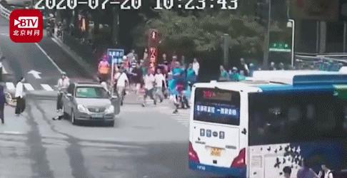 “解放军军演不会阻止访问”圣文森特总理窜台，汪文斌把话挑明