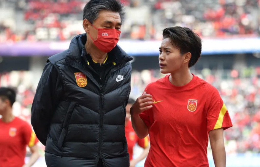 王霜踢球有多难,王霜几岁开始踢球