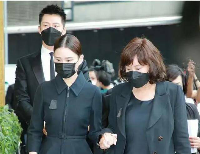 奚梦瑶：母凭子贵嫁豪门，与窦骁绯闻惹争议，她能否坐稳贵妃之路