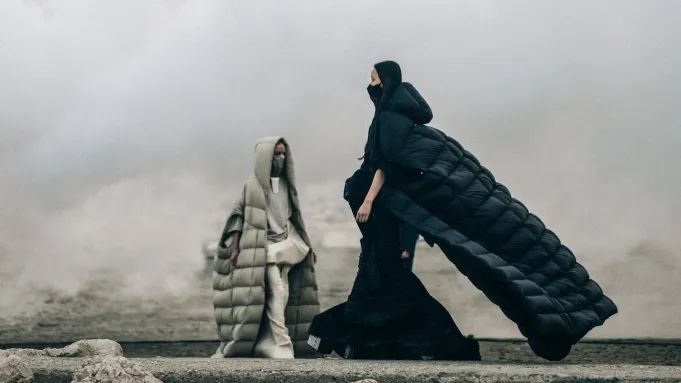 他被称时尚圈暗黑之王！神作爆红15年，侃爷以收藏他的桌子为傲？