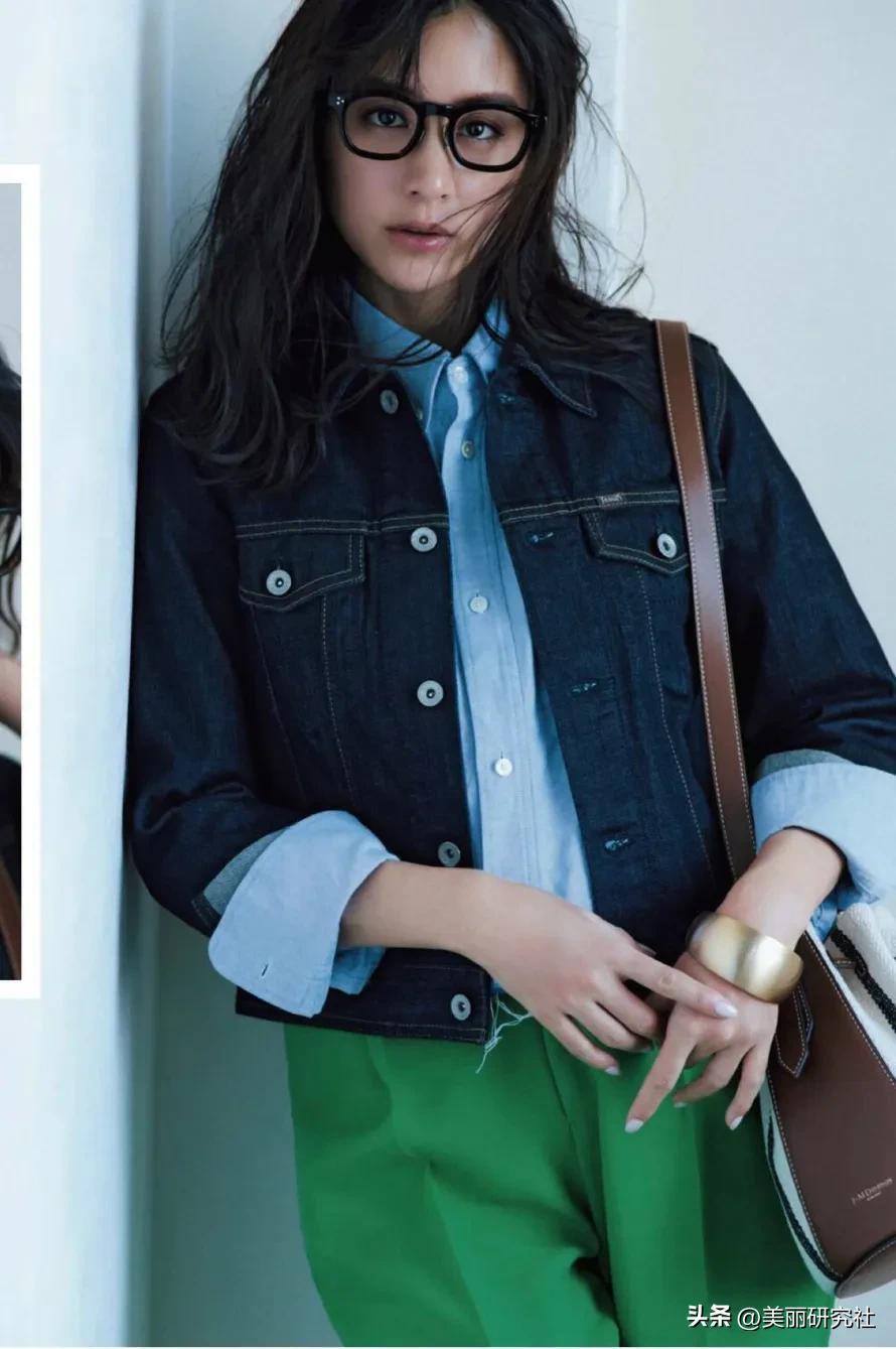 春天穿搭牛仔女裤子复古蓝,深色卷边直筒牛仔夏季穿搭
