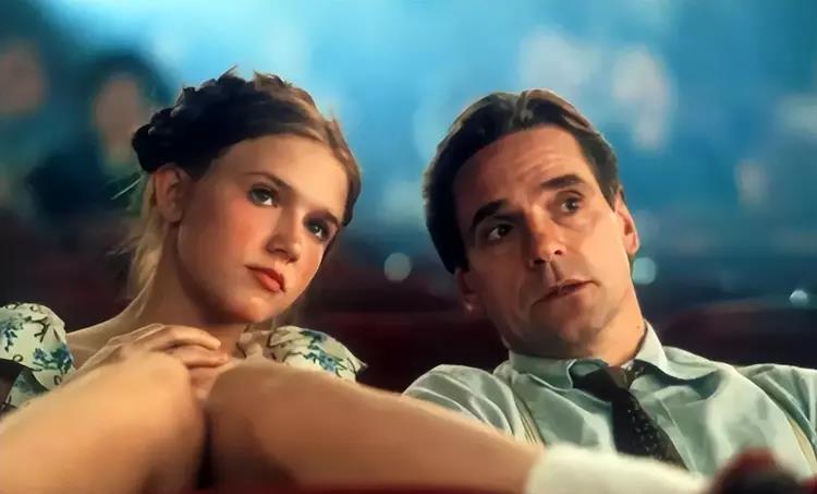 妈妈在地铁上为女孩拍摄成人视频的视频，刷爆软色情无数！