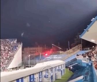 95分钟遭绝杀，112年老店再降级！球迷入场斗殴，焚烧汽车