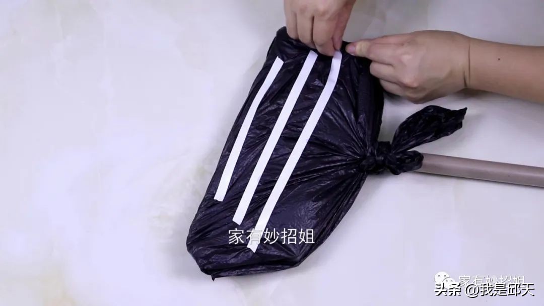 扫把粘在头发上怎么去除,家里头发灰尘多怎么办