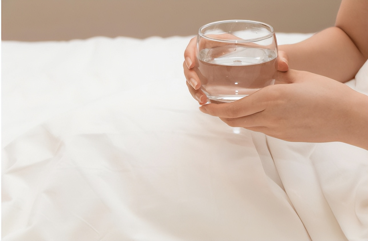 老人身上有一股怪味吗？建议55岁后，远离3个习惯，老了或没味