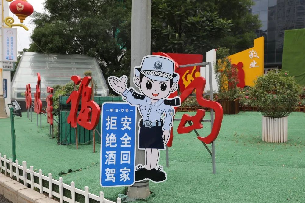 萌翻了！辽宁朝阳卡通交警“上岗”执勤，24小时助力文明交通！