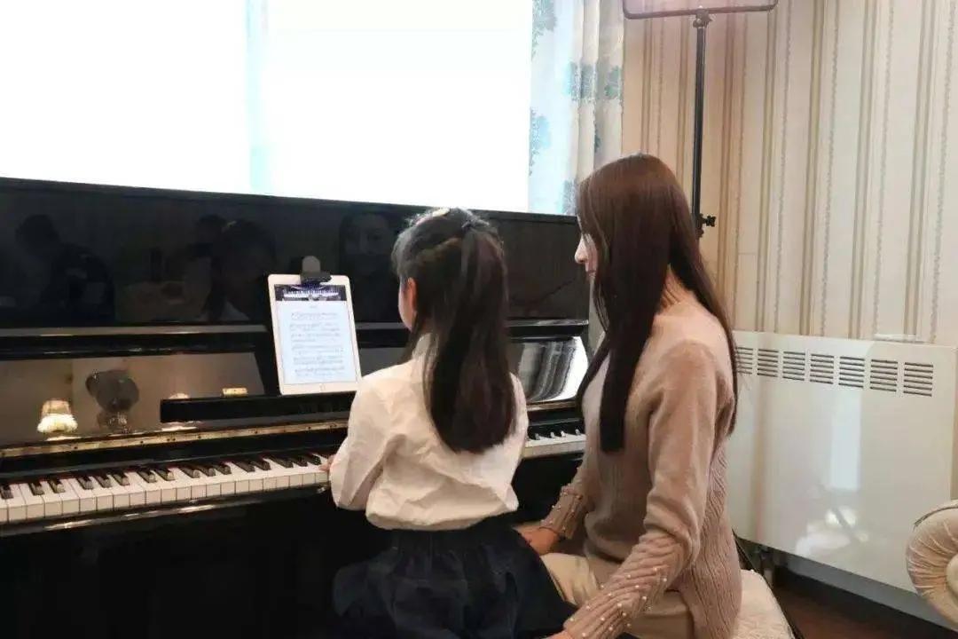 钢琴老师月收入一般是多少,钢琴老师一个月工资多少钱