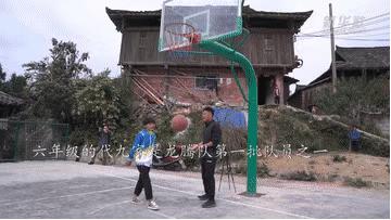 一双球鞋一人一只，凑成“黄金左右脚”！没有什么能够阻挡“运动小子”们的热爱