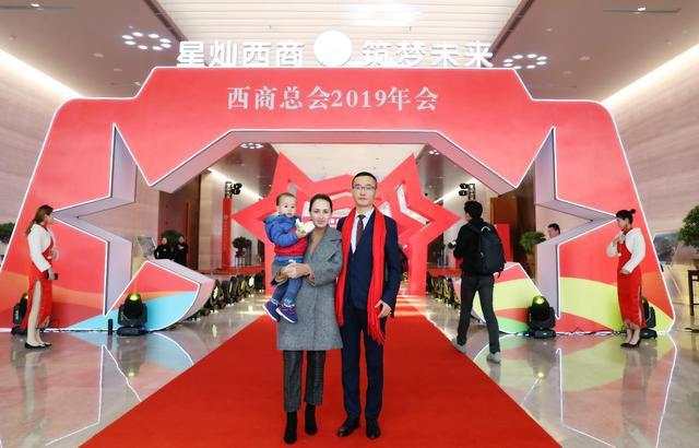 哈萨克斯坦美女爱上中国小伙，在恋爱中抓住跨国商机，他们赚大了