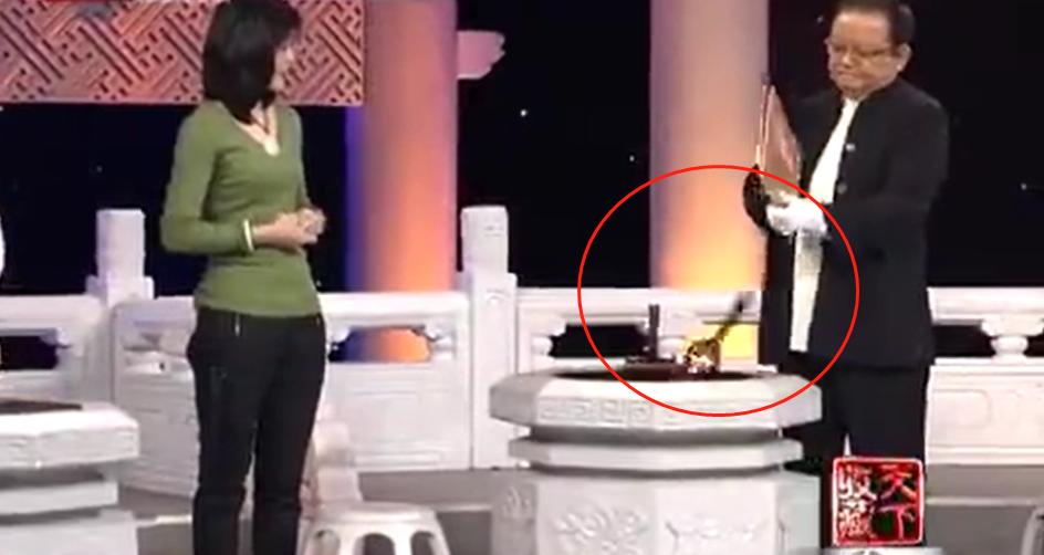 王刚失手砸碎2亿真古董是哪期,天下收藏王刚砸杯子视频