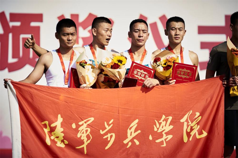 战味十足铁血男儿勇争排头兵,战味十足直击新兵训练现场