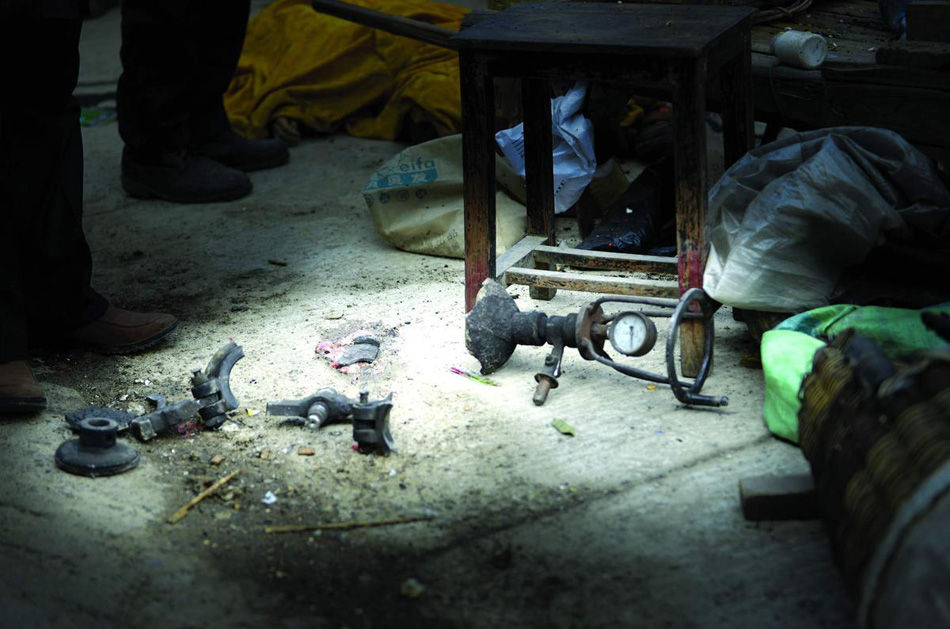 男子炸爆米花被气浪反弹炸飞,老式爆米花机人被炸飞