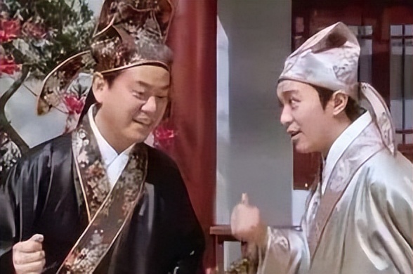 才子给厕所写了一幅对联，上联“甘解衣带终不悔”，下联拍案叫绝