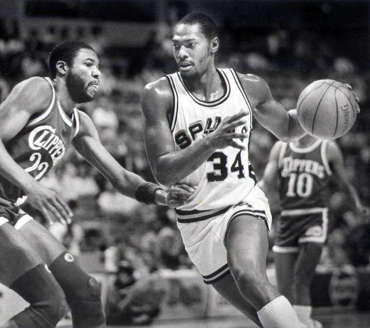 米切尔晃倒马刺10号,米切尔17赛季马刺