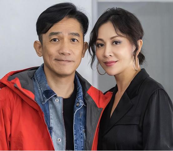 刘嘉玲一家出游,刘嘉玲现代夫妻高清大图