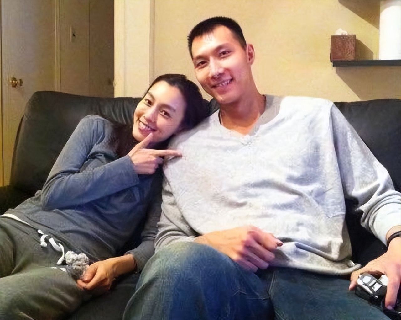 易建联老婆荆灵个人简介,荆灵易建联结婚照