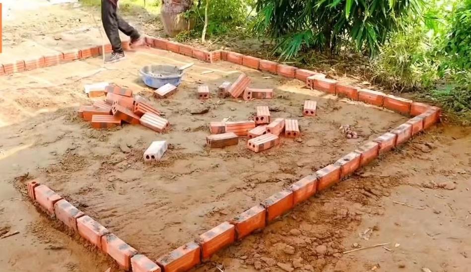 小哥把竹子编织成长方形鸡笼,小哥建造鸡舍