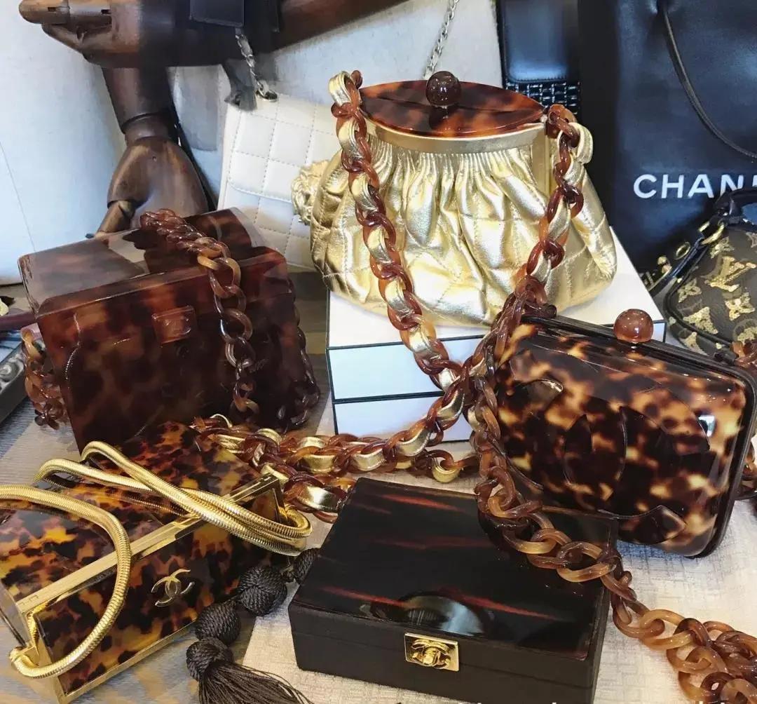 看完了Chanel富贵儿玳瑁，我默默放下了手中的皮质金链...