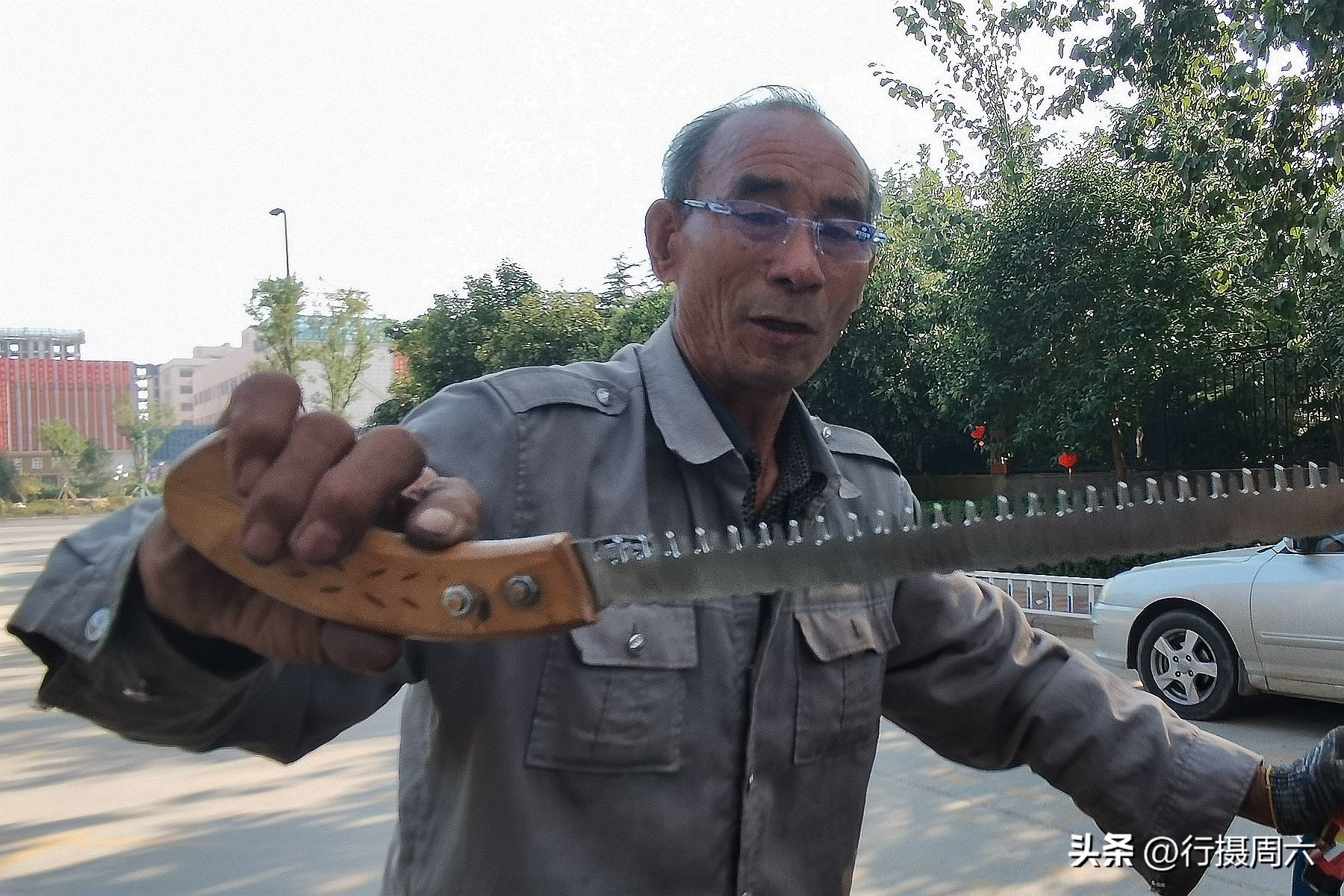 68岁老人街头磨菜刀,78岁磨刀老人的真实生活