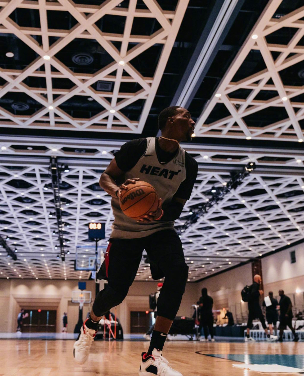 nba威金斯比赛,威金斯比赛穿的什么鞋