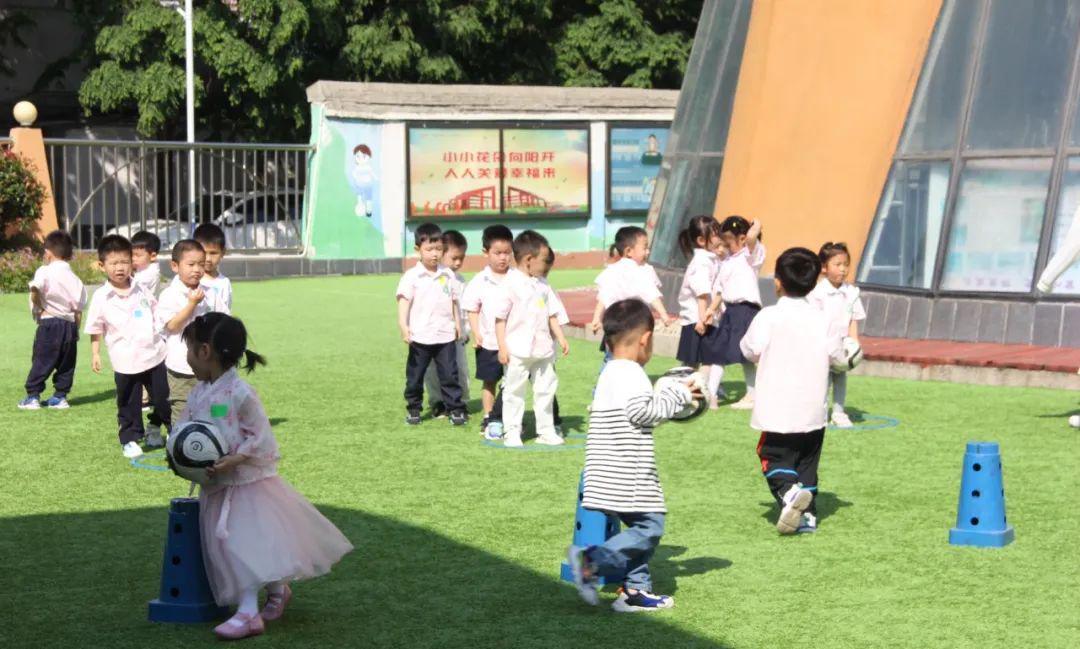 全国足球特色幼儿园游戏活动指南,足球趣味小游戏多人