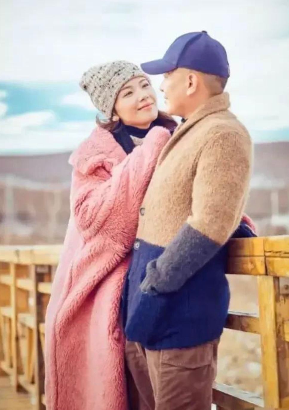 41岁刘涛穿亮片礼服惊艳全场,刘涛以一袭粉色连衣长裙亮相