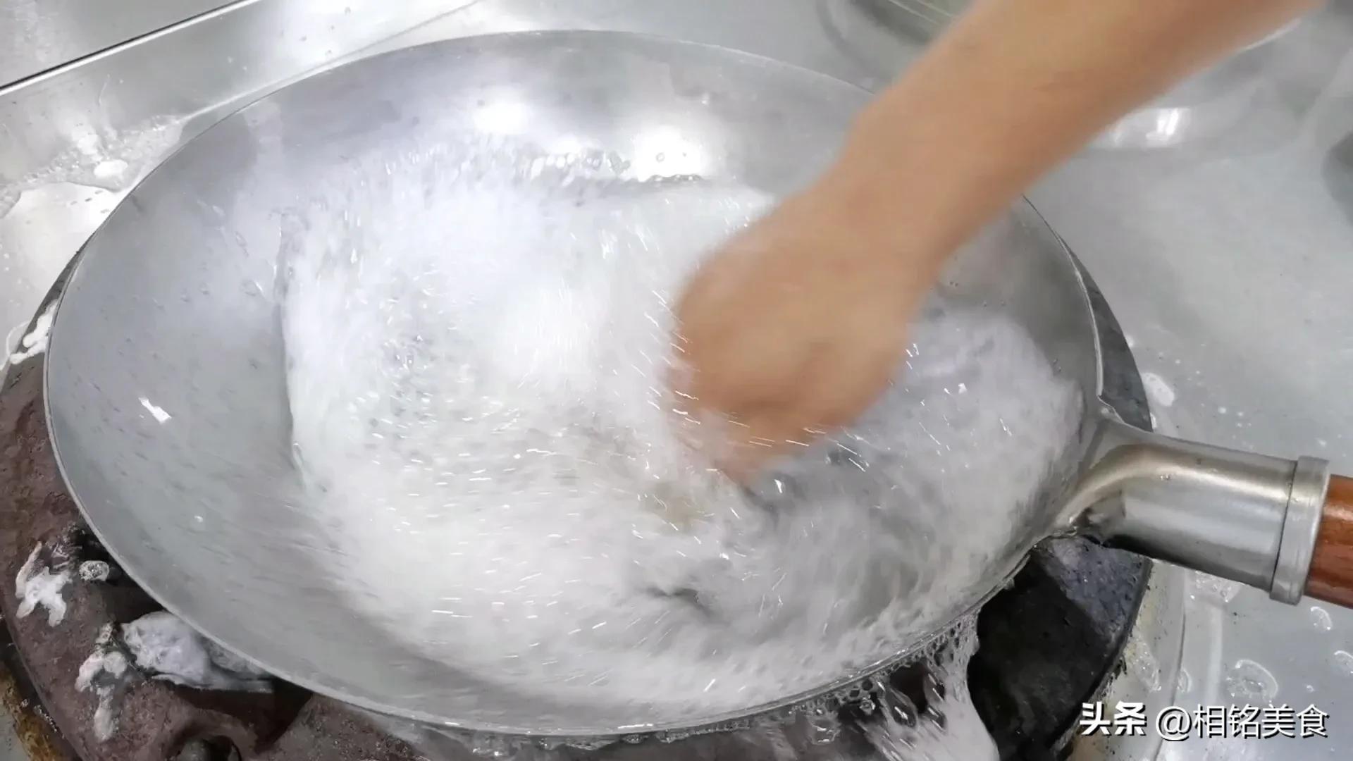 新铁锅怎样开锅小妙招视频,不粘锅的铁锅最佳开锅方法