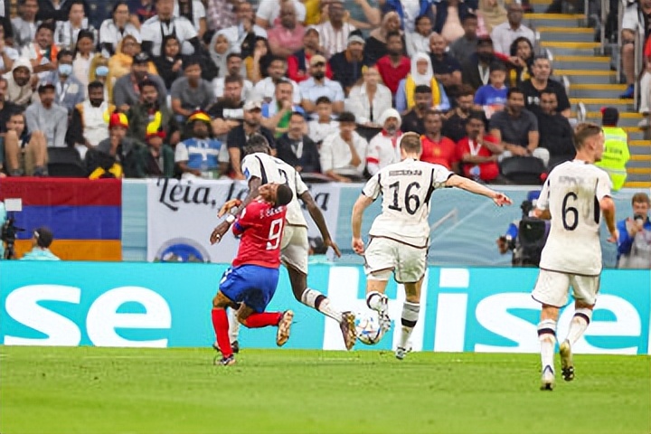 德国队输球球迷的反应,西班牙被淘汰德国球迷为什么狂欢