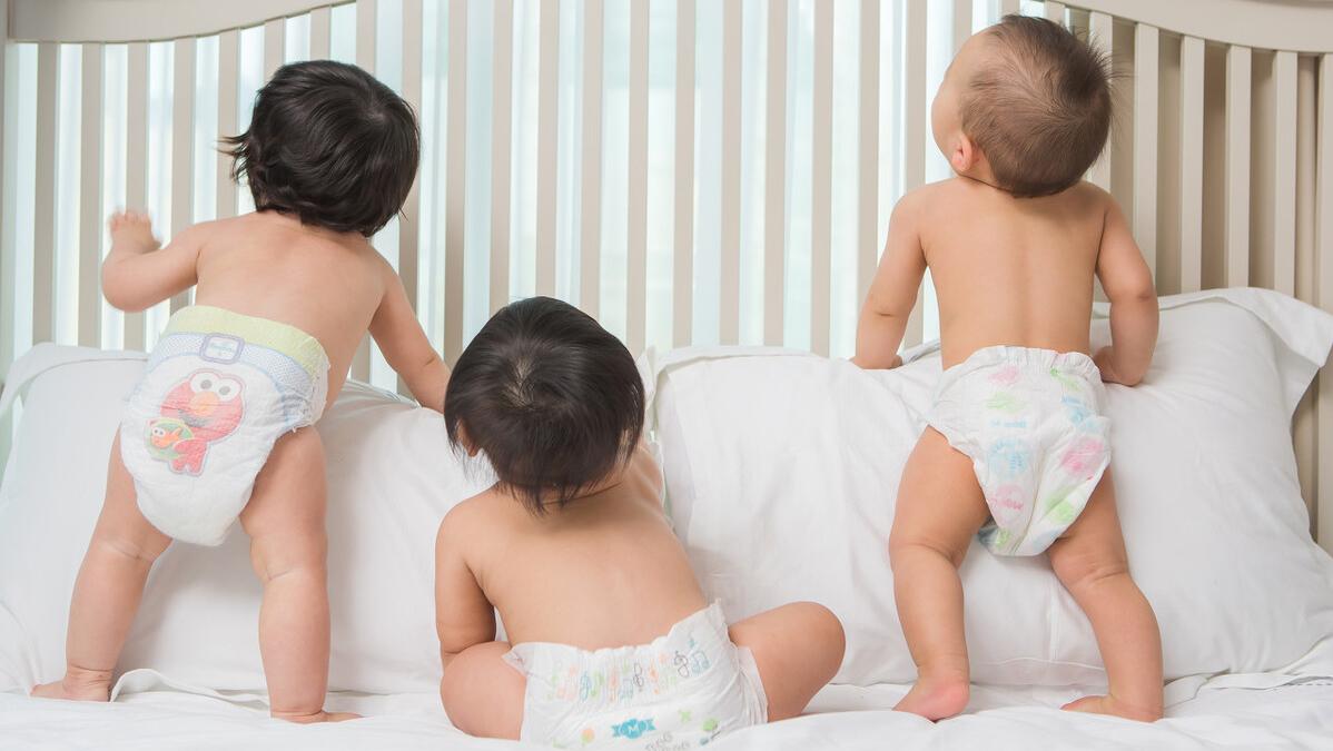 爸爸给娃买的纸尿裤,爸爸给女儿测试防晒霜