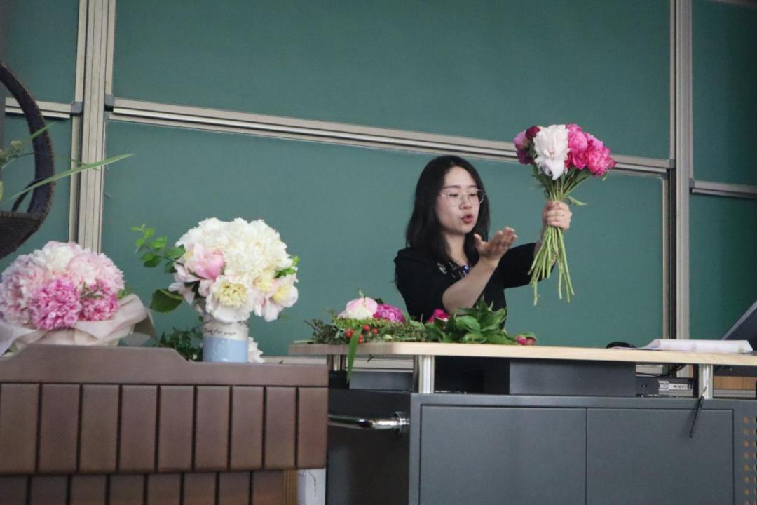 给最爱的Ta，送芍药还是玫瑰？