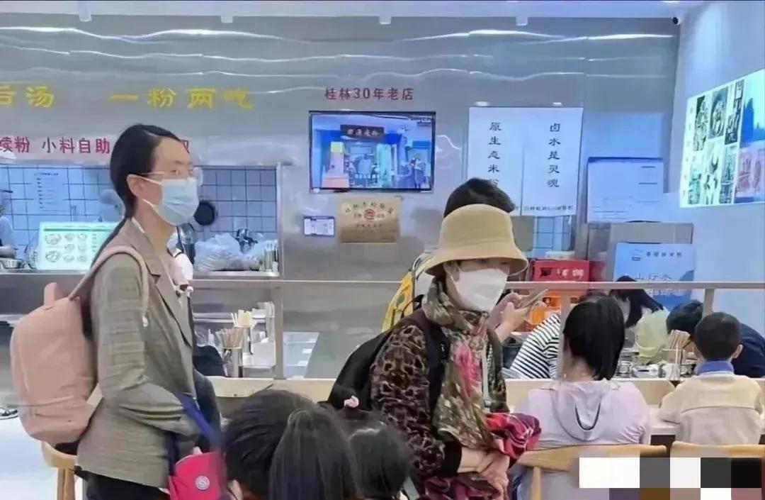 插队婆孙的最优解！做网红直播道歉,警告网友头像成车贴涉嫌违法