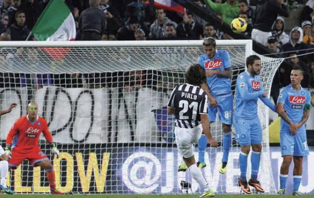 怎么踢香蕉球弧线球,绕过人墙任意球