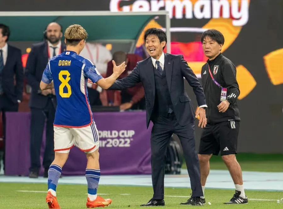 24岁国脚3次戏耍日本球员,戏弄日本人完整版