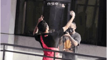 王鹤棣出席活动微博惊艳,王鹤棣一夜爆红的反应