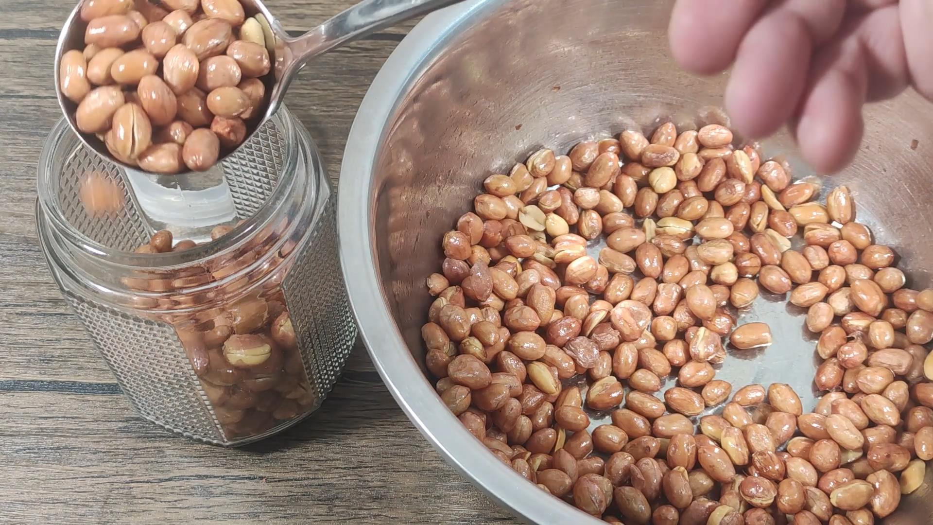 油炸花生米怎么放保持长久的酥脆,油炸花生米要不要泡一下